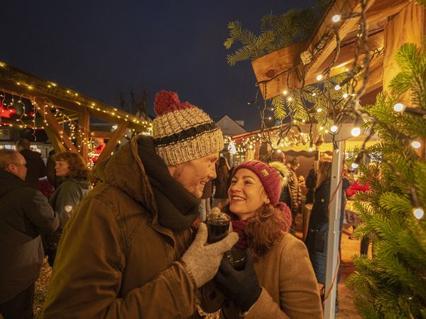 Zur Einstimmung auf die Adventszeit lockt der Büsumer Winterzauber in Büsum.