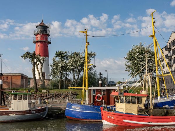 Buesum-Hafen_und_Leuchtturm-Copyright_TMS.jpg