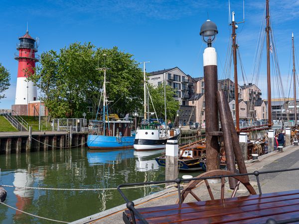 Den Büsumer Muesumshafen mit Leuchtturm und Kuttern entdecken bei einer Pressereise.