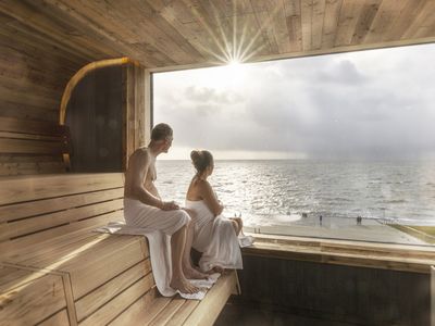 Einen Panoramablick von der Sauna in der Meerzeit Buesum Wellenbad und Spa auf das UNESCO-Weltnaturerbe Wattenmeer genießen.