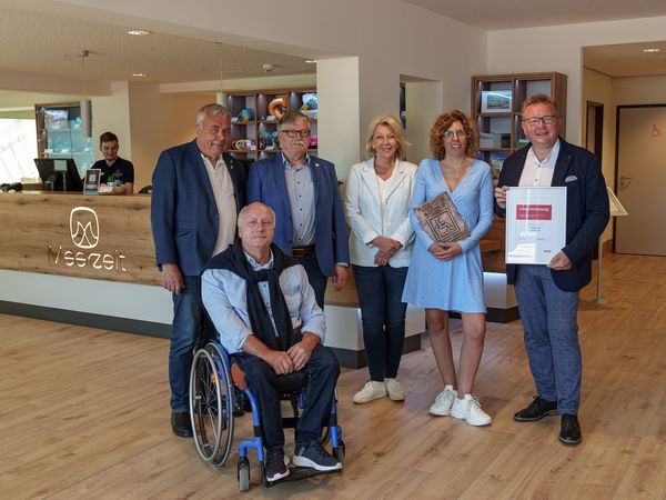 Übergabe des Gütesiegels vom SoVD-Landesvorsitzenden Alfred Bornhalm und Michaela Pries an Büsums Bürgermeister Hans-Jürgen Lütje und die Leiterin der Meerzeit Nadine Herrmann (v.l.n.r.: Hans-Otto Umlandt, 1. Vorsitzender des Ortsverbandes vom Sozialverband Büsum, Mario Eggerts, Alfred Bornhalm, Michaela Pries, Nadine Herrmann, Hans-Jürgen Lütje) 